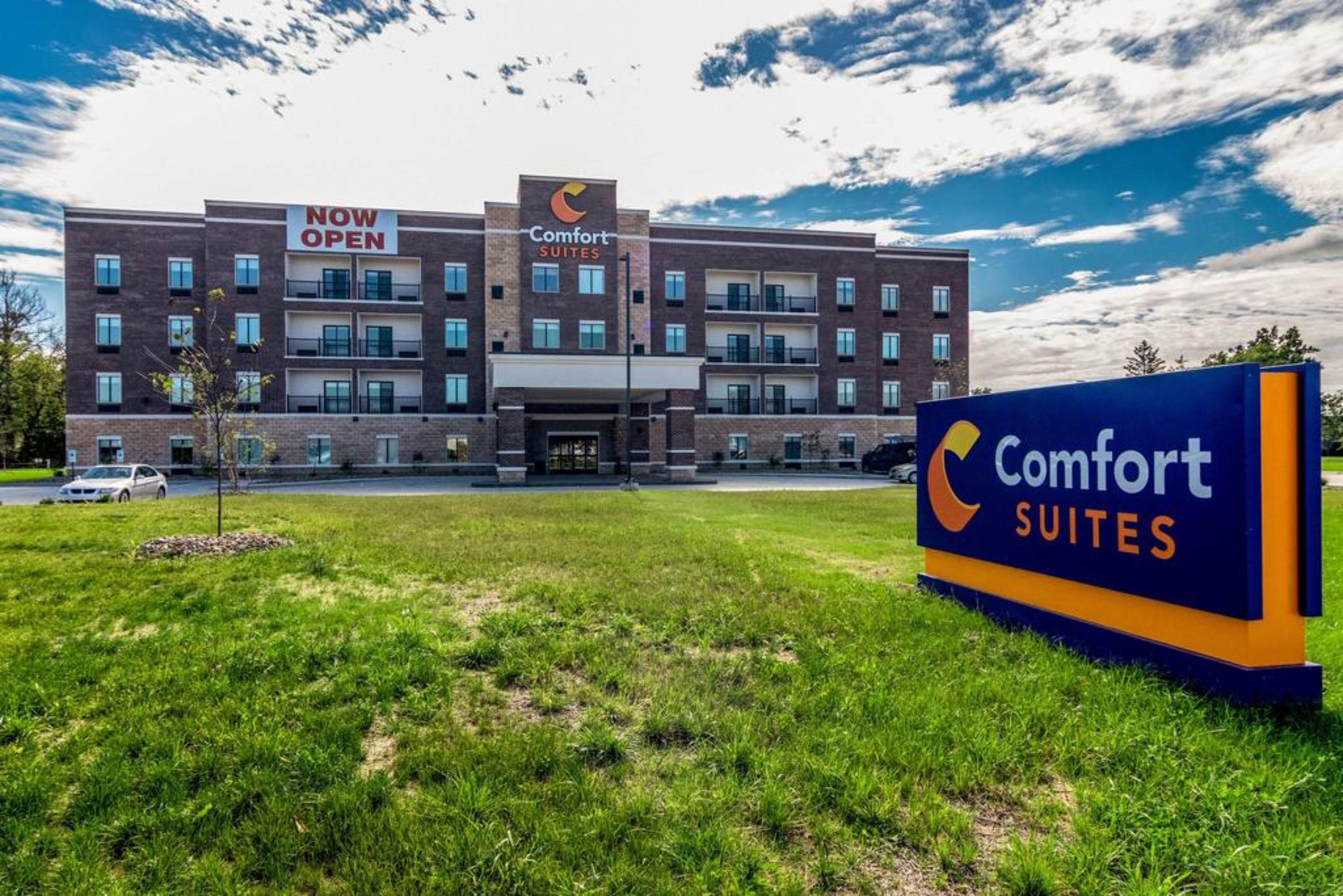 Comfort Suites Brunswick - Cleveland Southwest Exterior foto